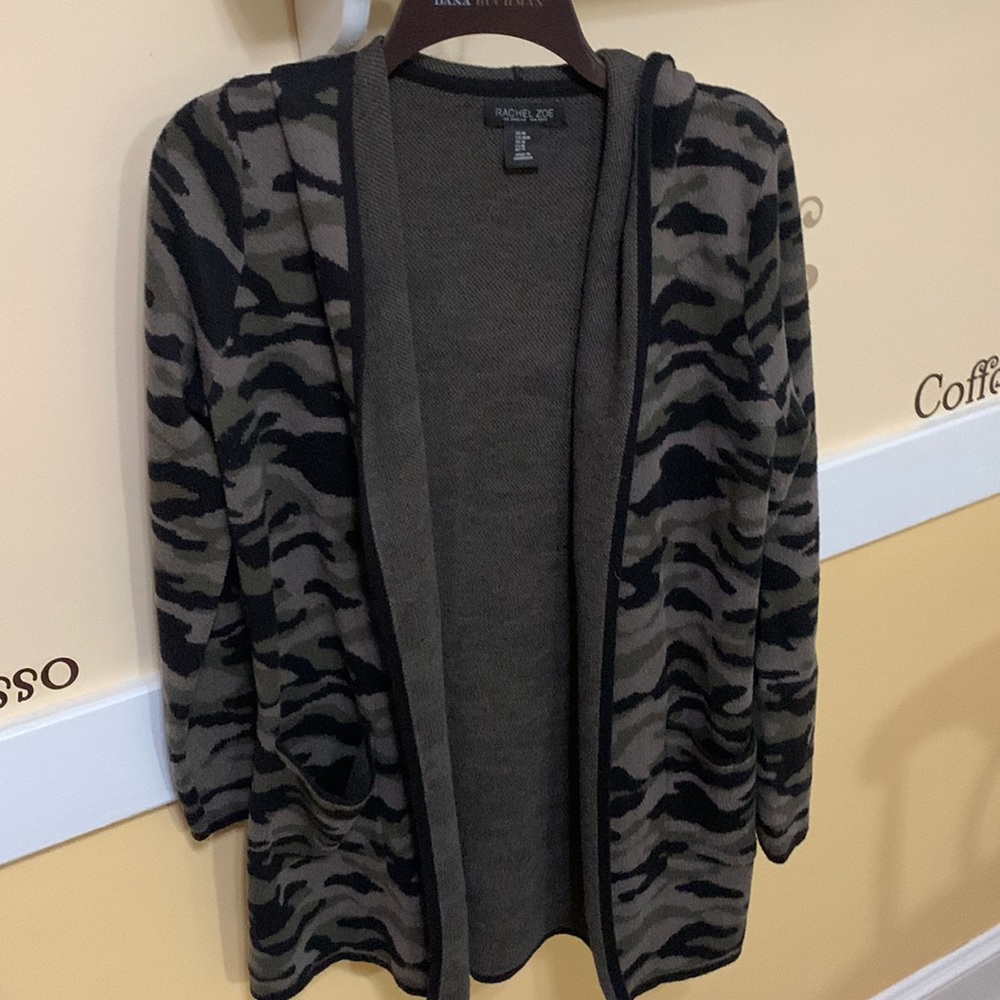 Camo print cute cardigan!! Great piece to add to your wardrobe 😊